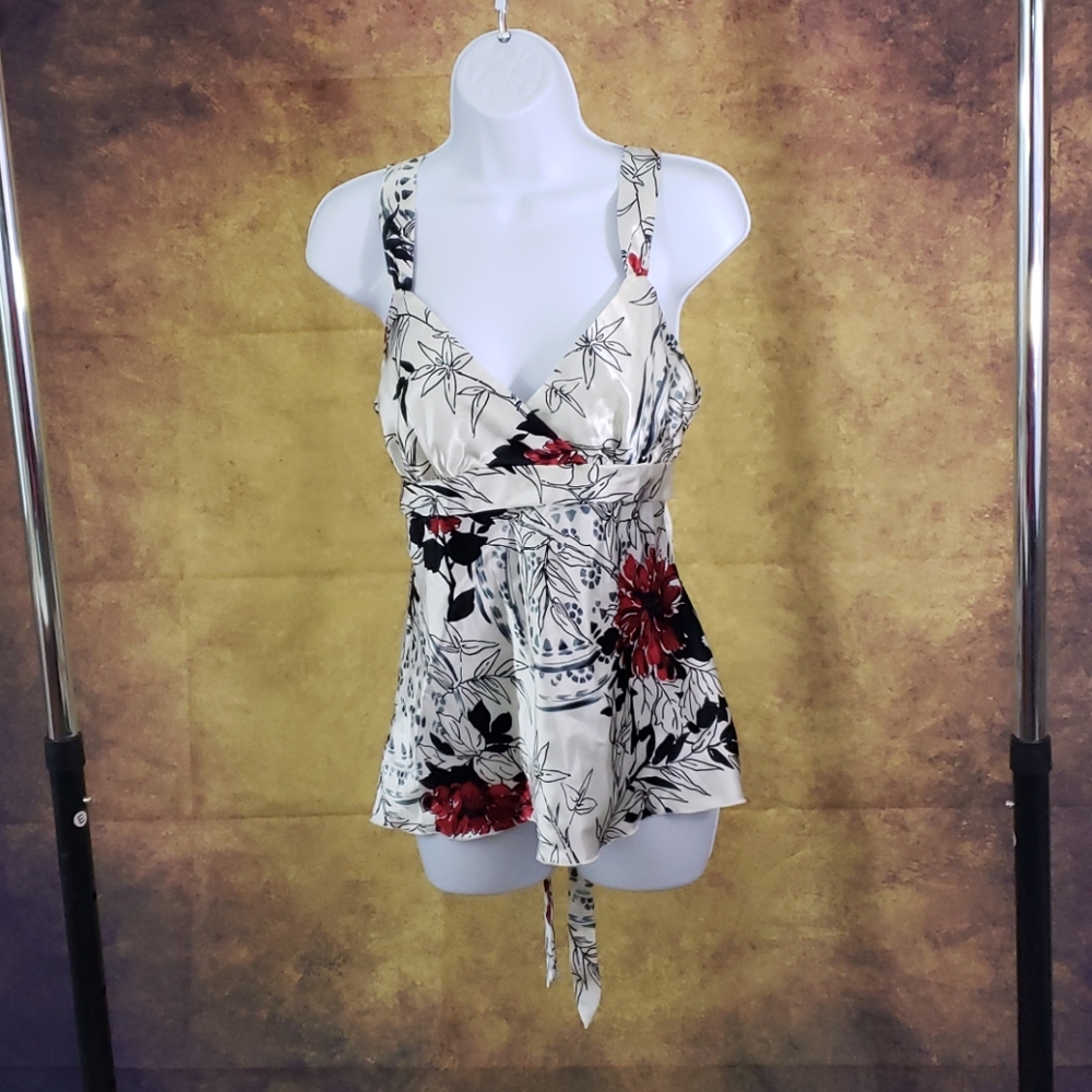 Very nice Eye California sleeveless blouse.